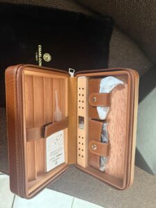Estuche de viaje para humidor de cigarros de 4 a 6  de madera de cedro marrón con cortador